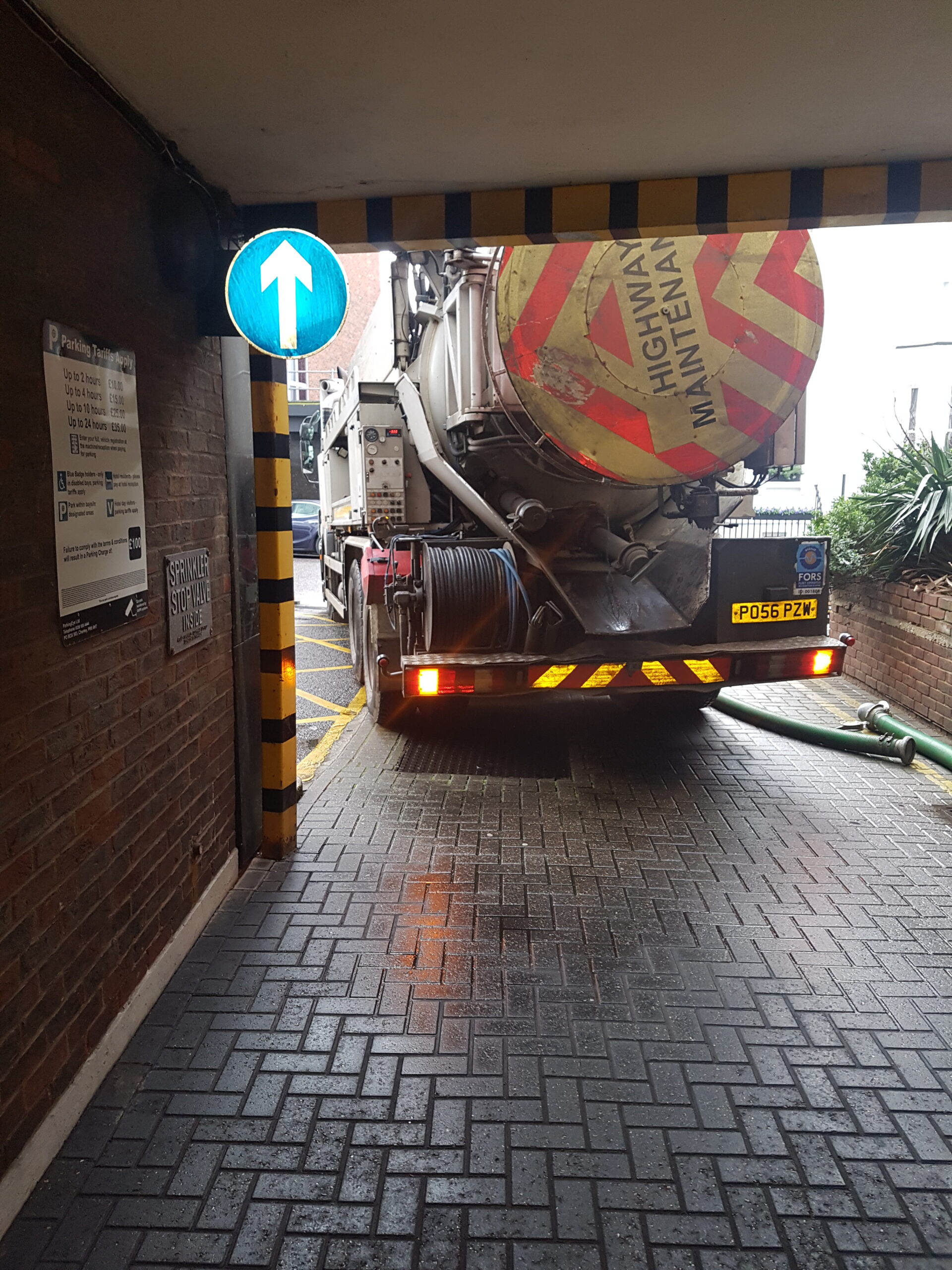 tanker combination unit for emptying tanks and waste removal